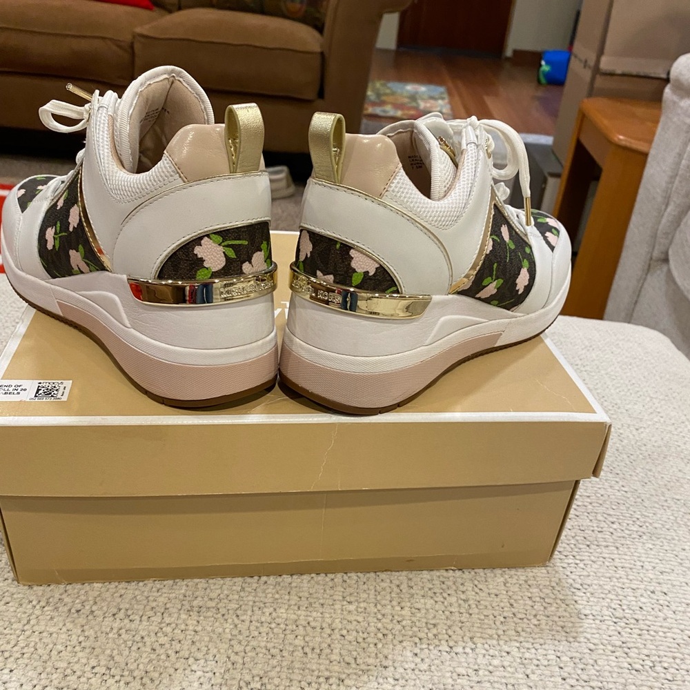 MK Tennis Shoe Size Women’s 7.5